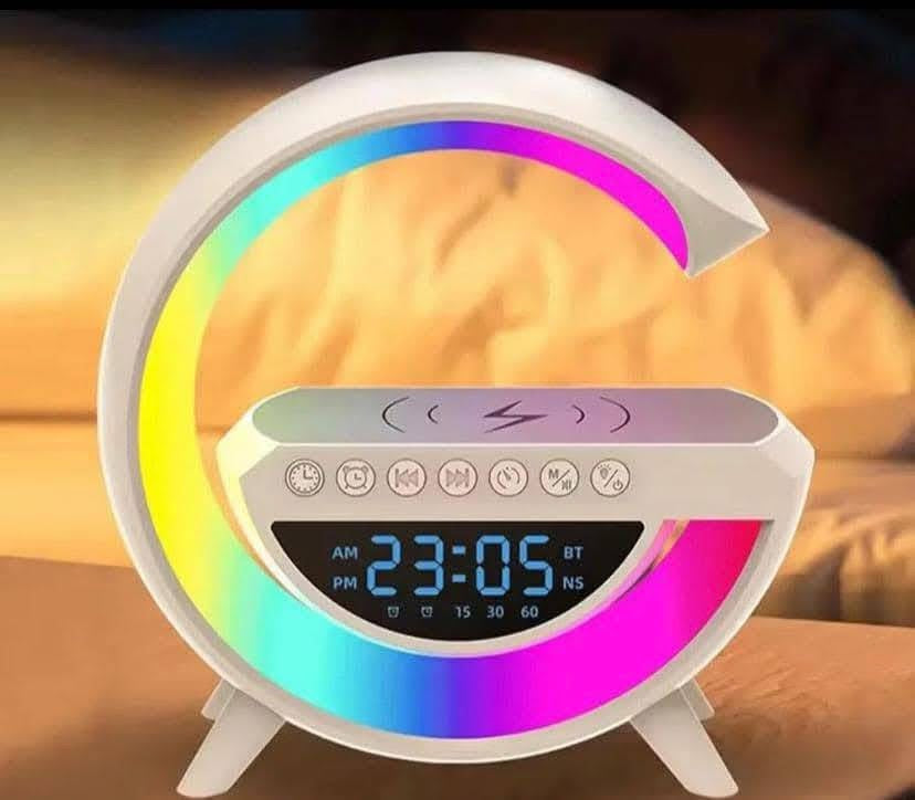 Lampe LED Multifonction – Horloge, Chargeur Sans Fil & Enceinte Bluetooth 🎶💡